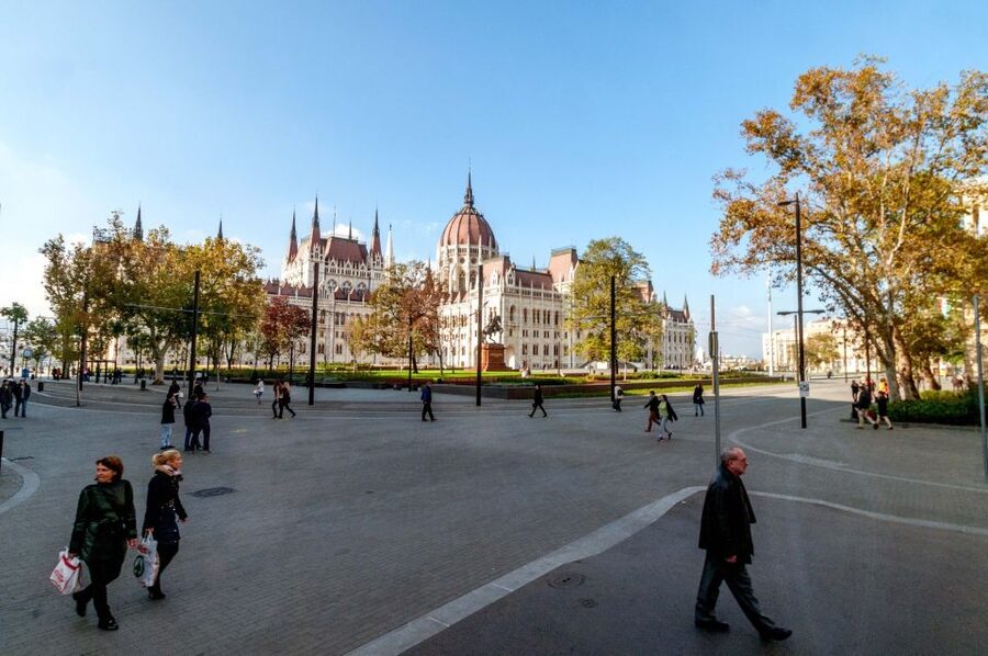 From Vienna: Guided Day Trip to Budapest - The long road from Vienna to Budapest