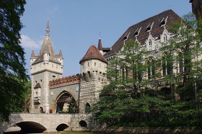 General sightseeing tour - Crossing to Buda Castle and the Royal Palace