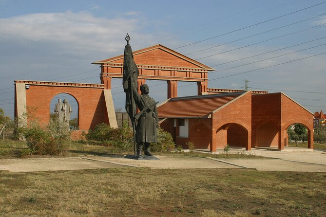 Guided Tour with Admission in Memento Park - What the 11:30 guided visit covers