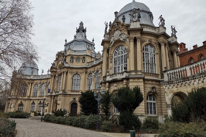 Historical and Cultural Walking Tour in Budapest - What the guide adds to the experience