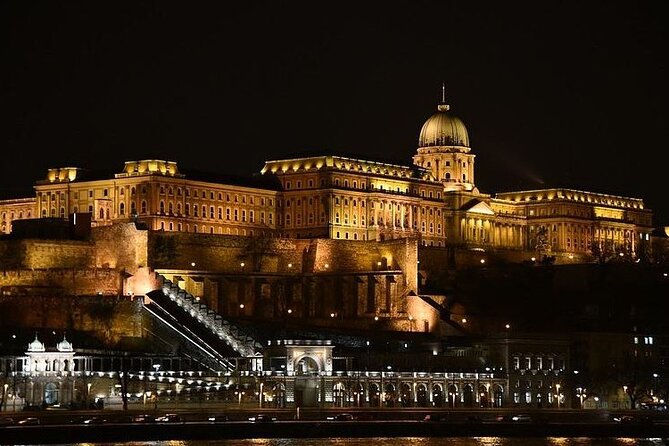 Hungarian History Walking Tour with food tasting - Key points at a glance