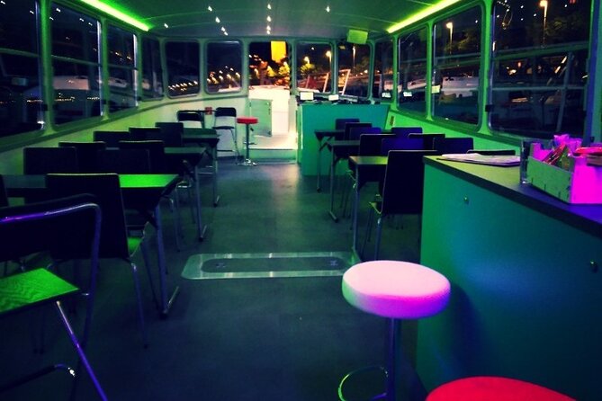 One hour Hen or Stag private party boat Budapest with unlimited beer and wine - Drinks, the bar, and what is included