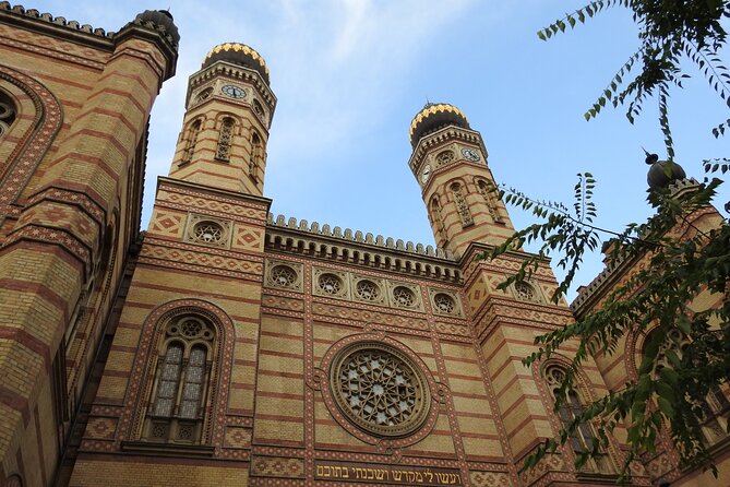 Past and Present of Budapest Jewish District Tour - Deák Ferenc Square and the idea of Gaudiopolis