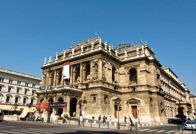 Private Budapest City tour with Classic Russian Jeep or G-Wagon! - Key points before you book