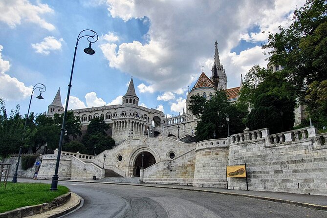 Private city tour by van - Hungarian National Museum: history with an extra admission cost
