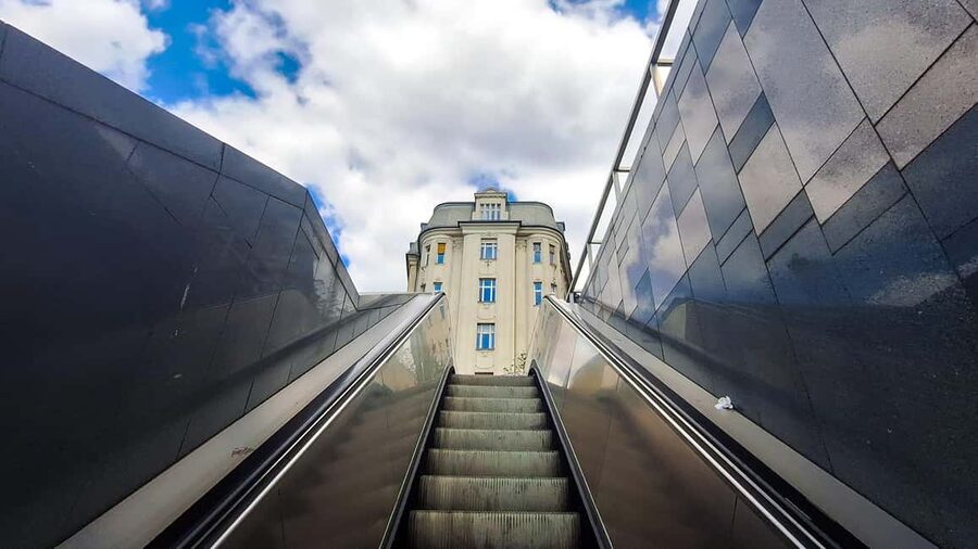 Street photography with your smartphone, tour of Budapest - The metro ride and the change of pace