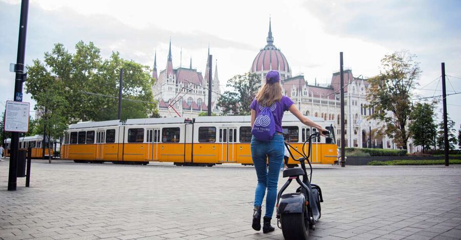 Top sights of Pest downtown on e-scooters incl. Parliament - Ten minutes to get comfortable on the scooter