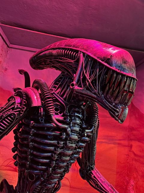 Trash Art Museum: Hungary's First Scrap Metal Exhibition - Megatron, Alien, and the Photo Stops