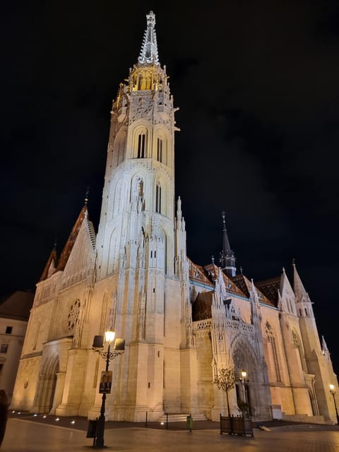 True Crime Walking Tour in the Buda Castle district - Sándor Palace brings the past closer