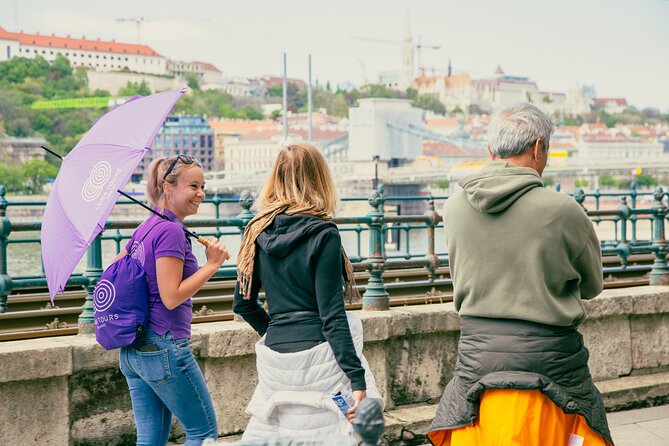 Walking Tour Budapest incl. the Shoes on the Danube Bank - Squares and shopping streets fill in the city picture