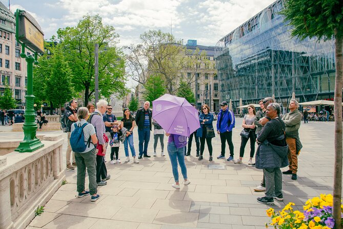 Walking Tour Budapest incl. the Shoes on the Danube Bank - Gresham Palace and the Chain Bridge connect old Budapest