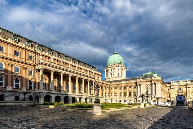Walking tour in the Buda Castle incl. Fisherman's Bastion - Ruszwurm and the small details that make the walk personal